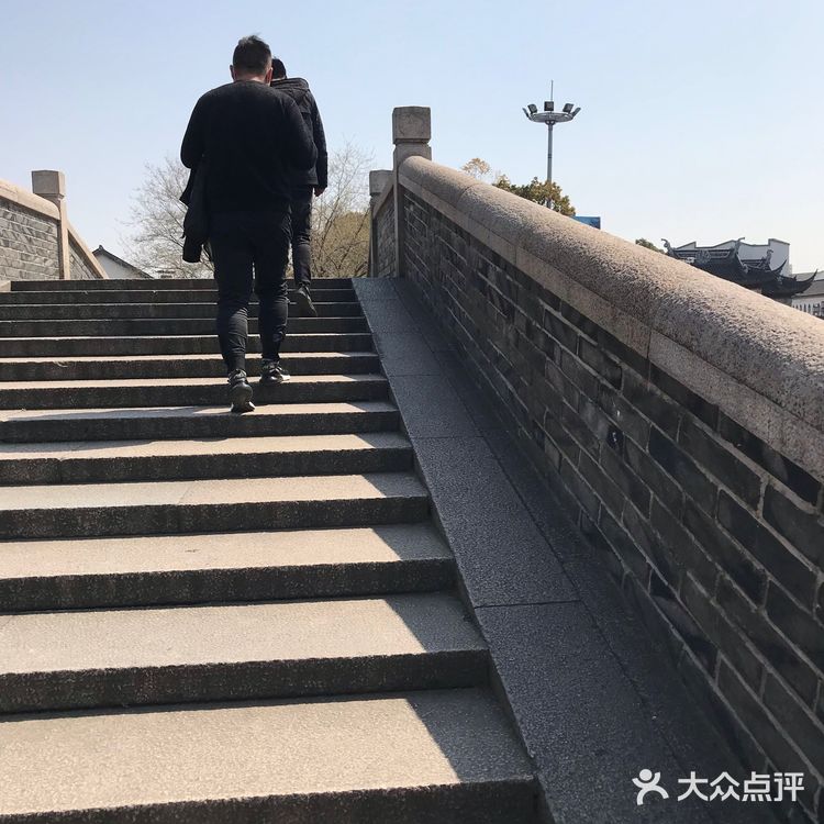 这是千灯古镇的著名景点＂三桥邀月＂之一