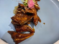 池塘小趣捞鲳鱼-转角·老弄堂上海菜(长寿路店)