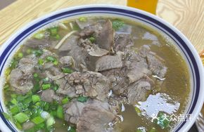 Flower-arranged Beef Noodles