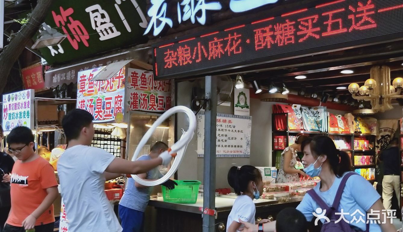 热闹的回坊风情街