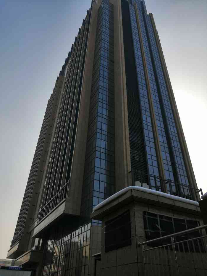 天领国际-"好大的写字楼,周围的停车场不小,还有地下.