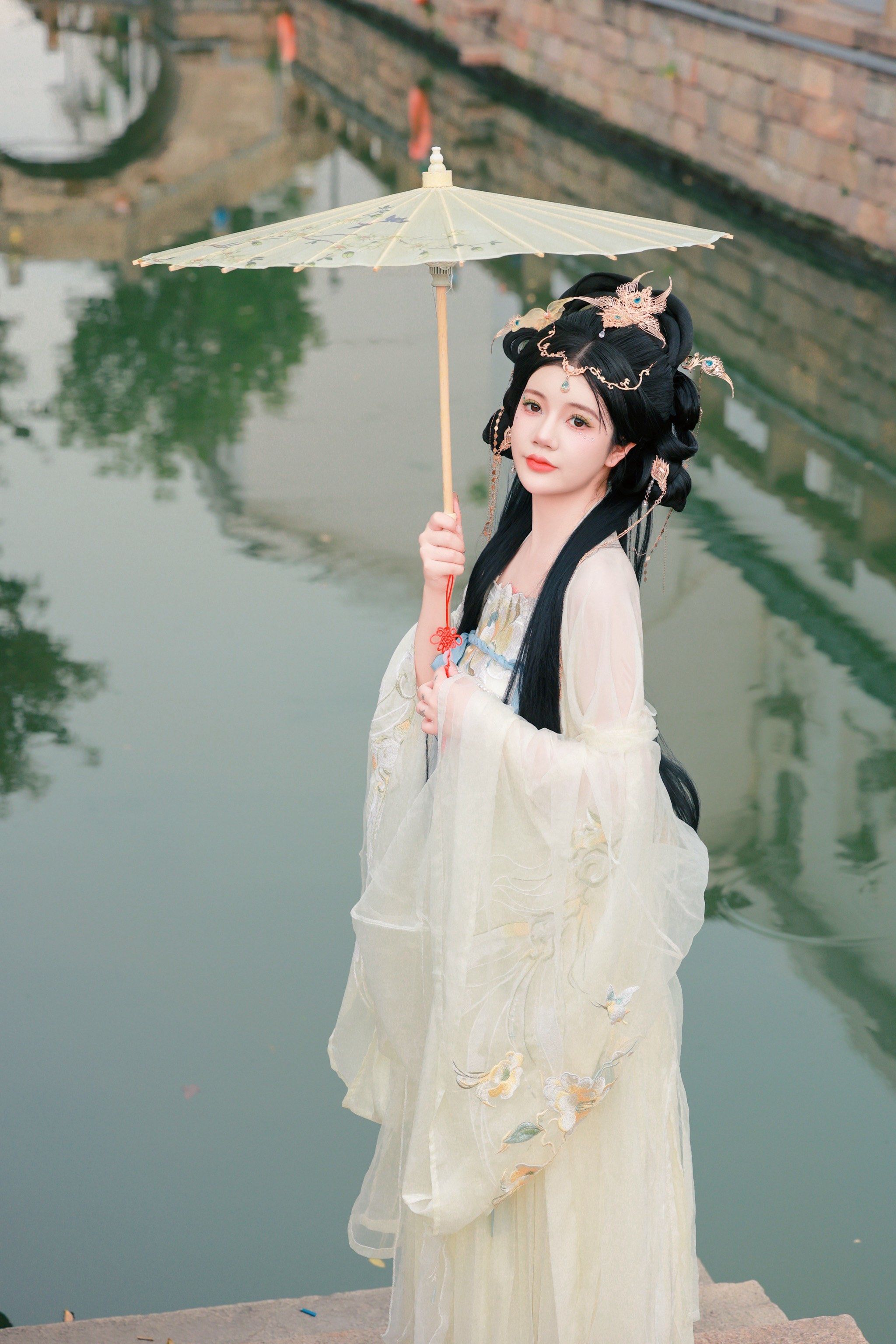 撑伞漫步汉服情