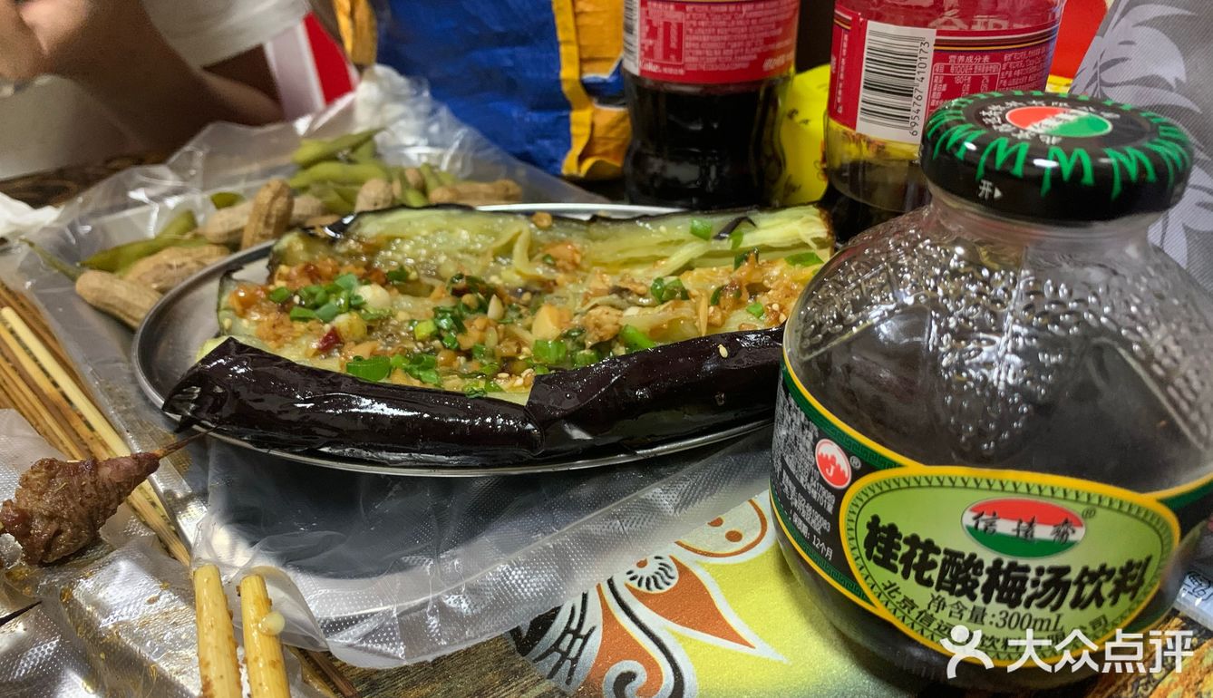 这个烤翅不是翅中，是烤全翅，还有泰卷
