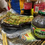 这个烤翅不是翅中，是烤全翅，还有泰卷
