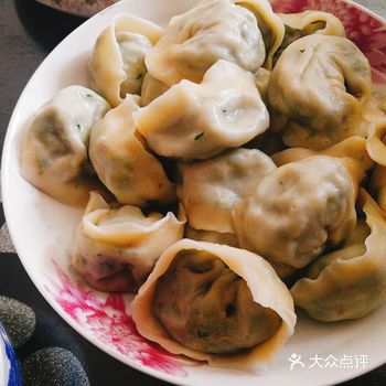 看着喜人吃起馋人的“元宝”饺子来喽！