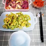 深圳闷热得跟初夏一样，下午打算榨个苦瓜汁清清火