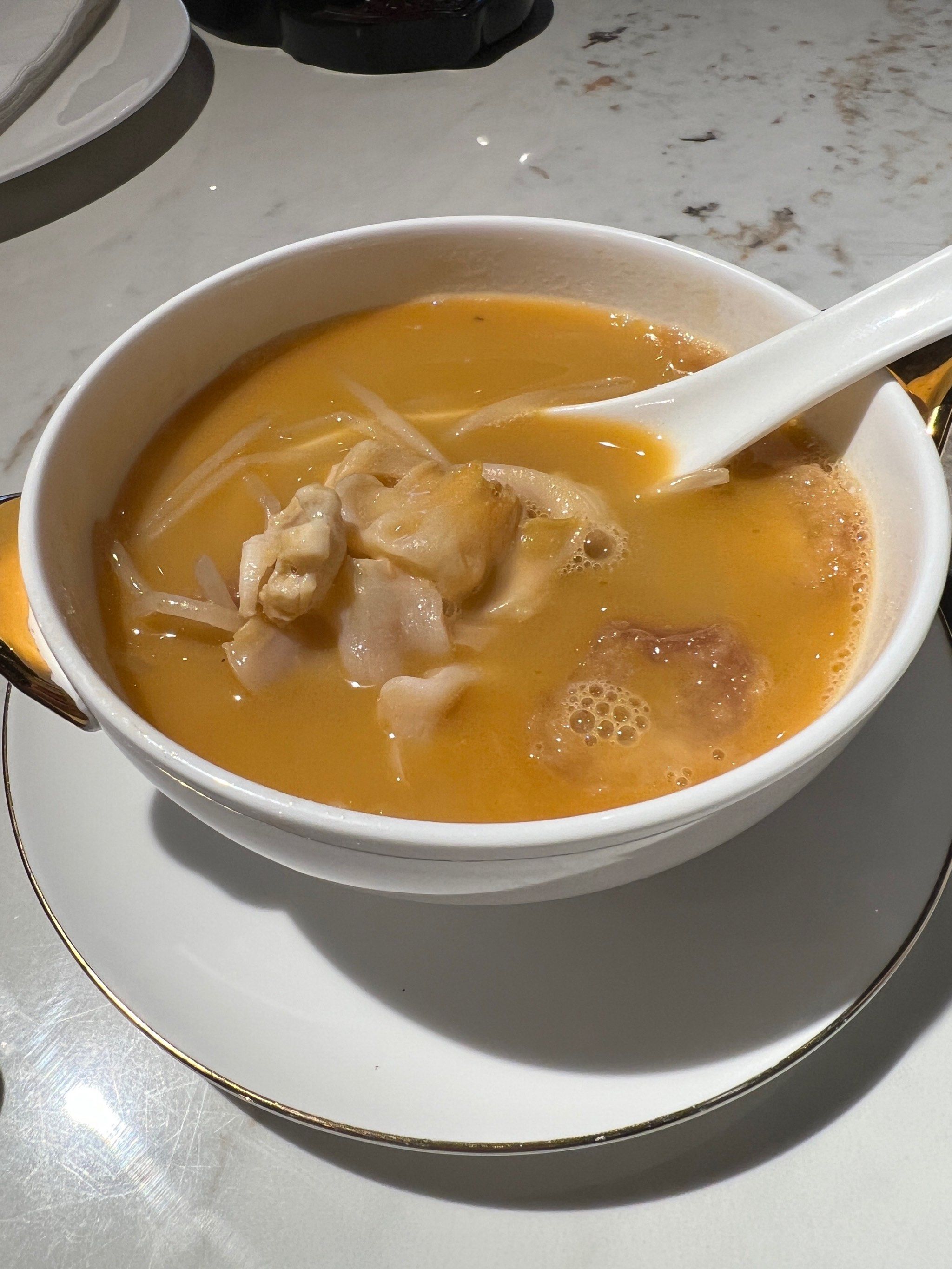 图一虾汤搭配象拔蚌,超级鲜美.图二金瓜鱼翅,汤浓郁的很