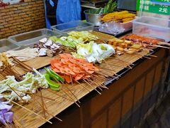 自助取餐区-清真回族八哥秘制饼夹菜