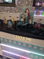 -ANNA SUI