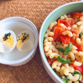 ️準備好羅勒葉子，番茄切粒，通心粉 ️通心粉煮蠻久的