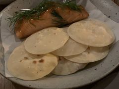 烟熏三文鱼配烤饺子皮和芥末籽酱-BOR Eatery(安福路店)