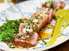 Tataki&nbsp;de&nbsp;tonyina&nbsp;amb&nbsp;guacamole&nbsp;i&nbsp;wakame-Tapa Tapa