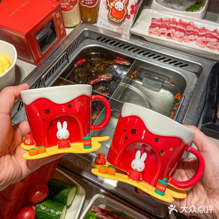 传下去！炫海底捞就能get新年米菲兔杯杯[得意]