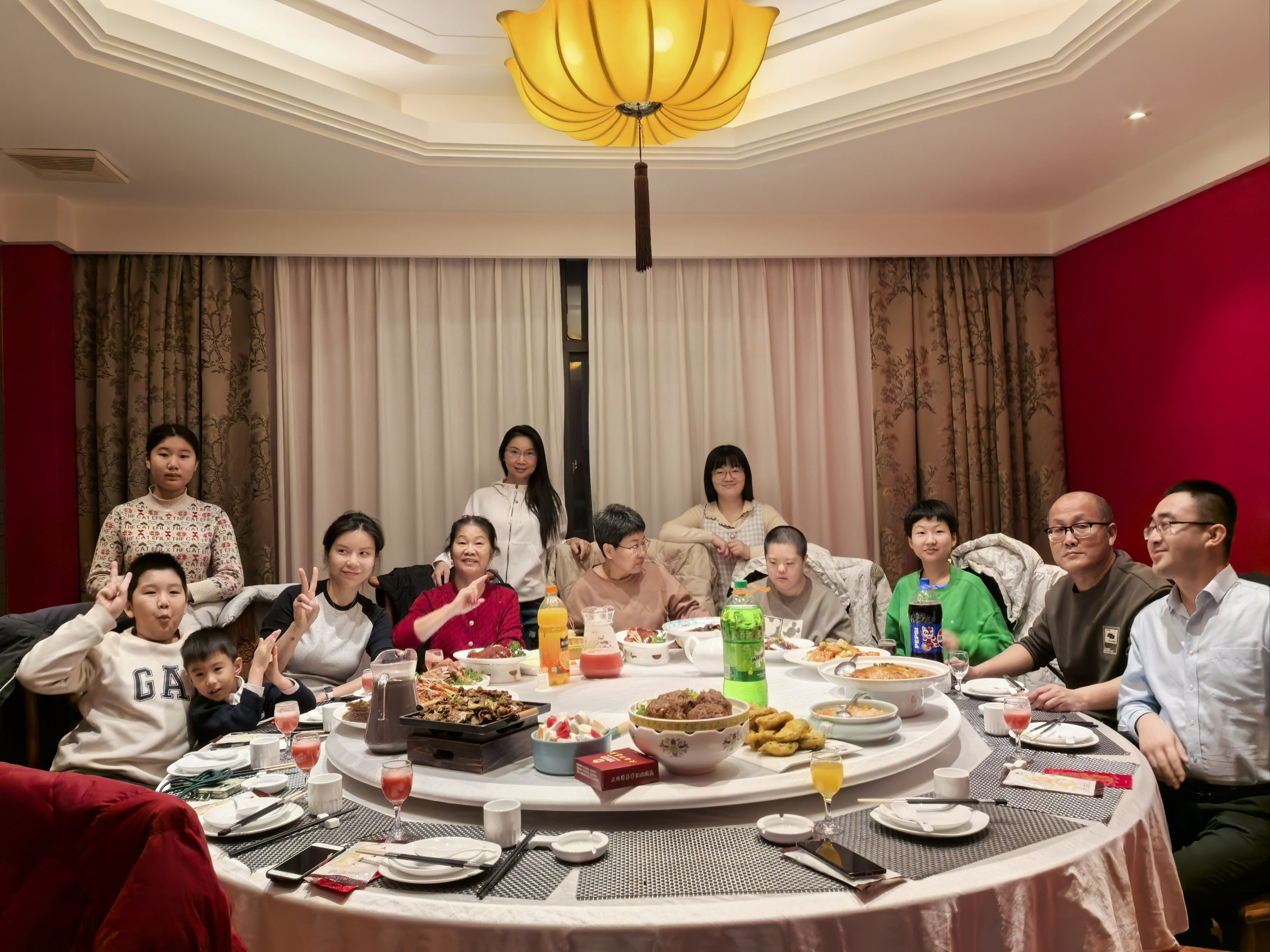 欢笑声中的家庭聚会