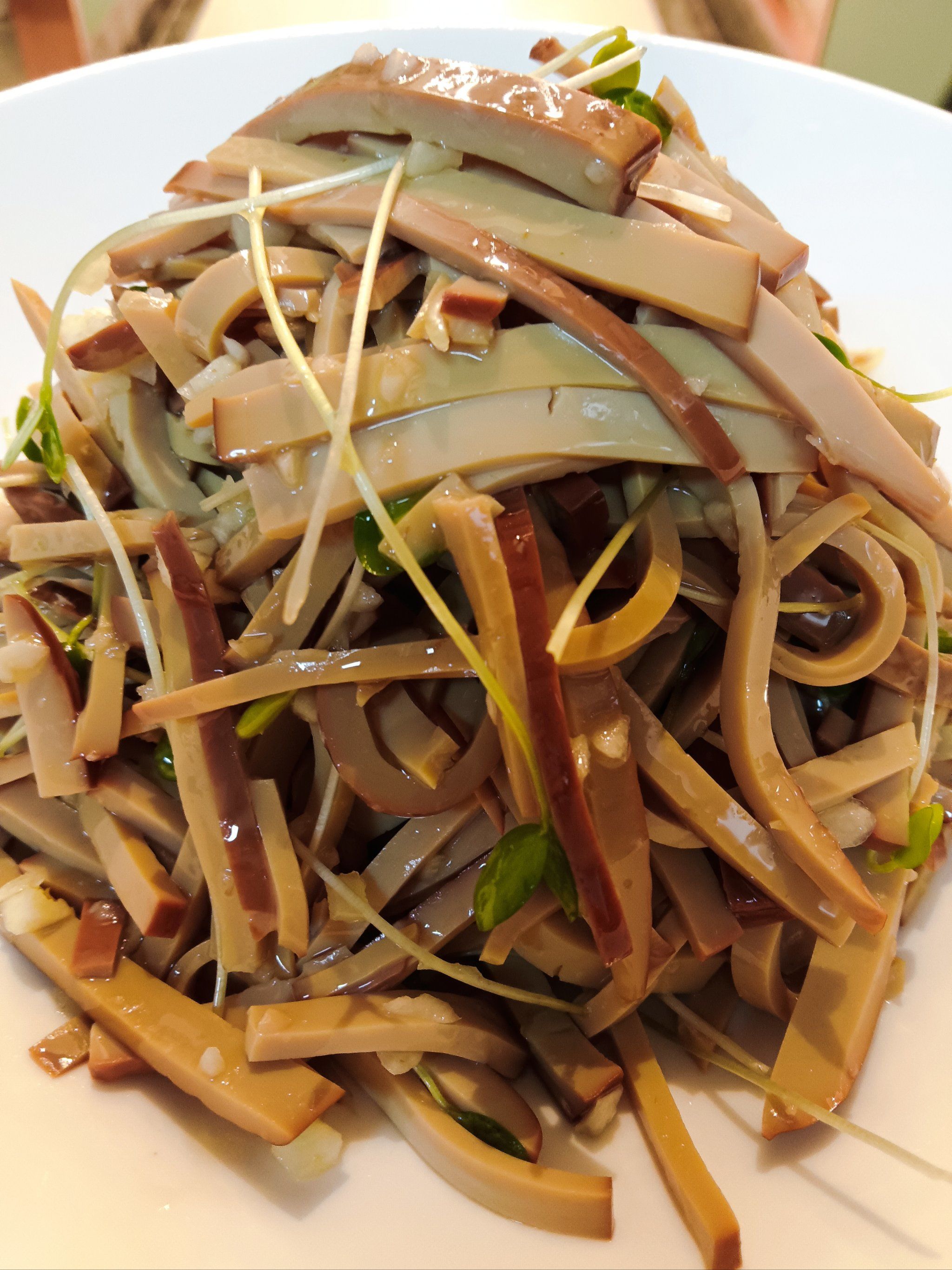 先是柠檬的清新酸味,似夏日柠檬汁在舌尖爆