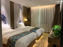 -潮漫酒店(北京通州环球度假区临河里地铁站店)
