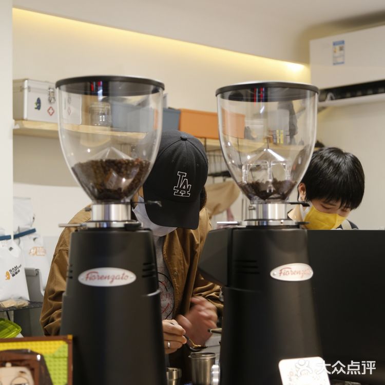 景田三巨头旁边开了家咖啡店,来认了个新字: 罧!