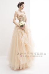 W76A8551副本-HANSA韩纱婚纱礼服·龙凤褂·西装设计师集合店