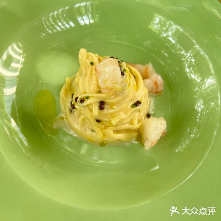 谁能懂,夏天的中午在户外享受美食的乐趣!
