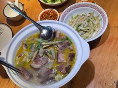 -帅巴人舅母子腊蹄民俗村