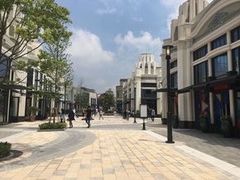 -奕欧来上海购物村停车场