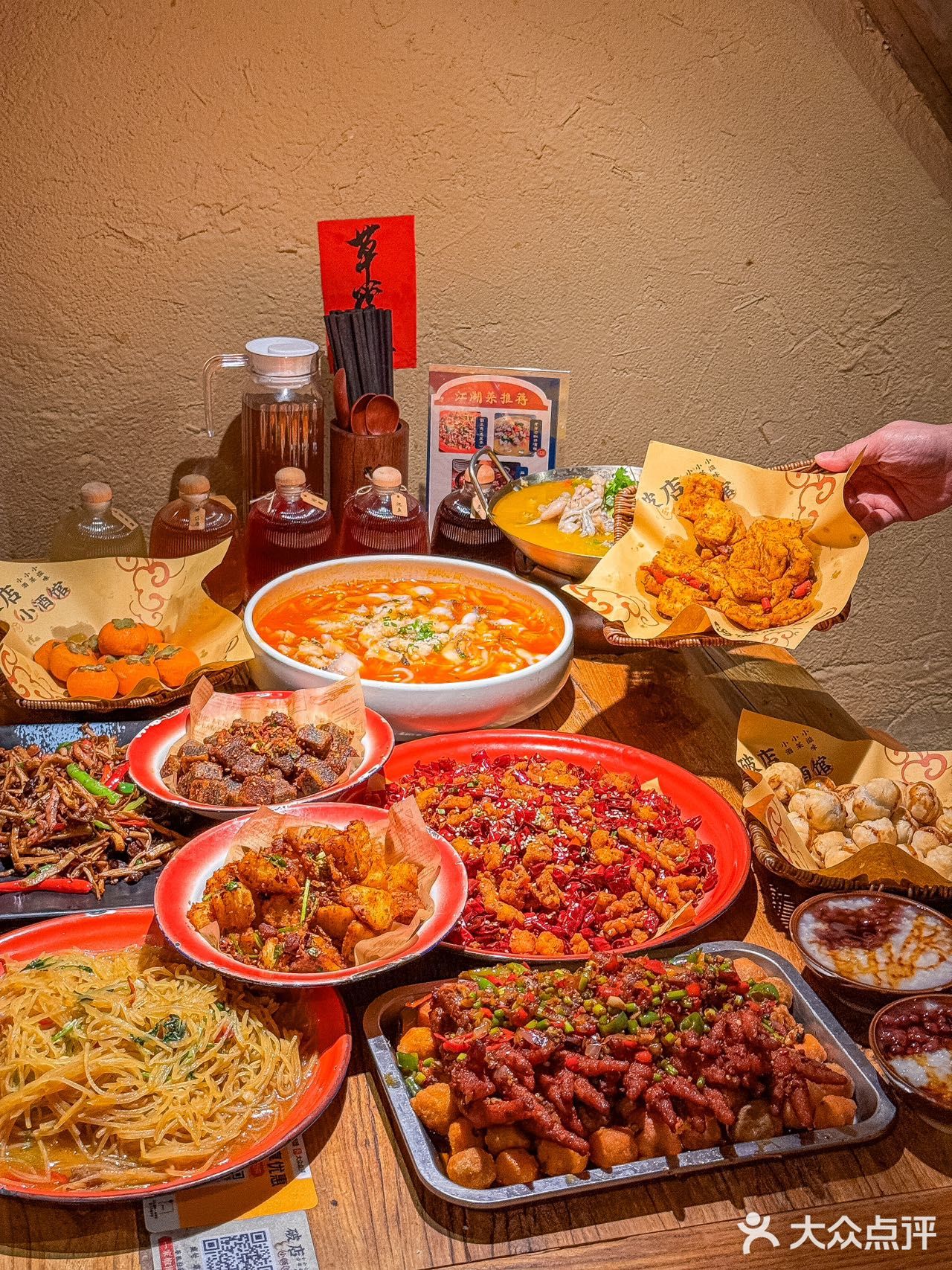 江湖菜、菜量大、四川大厨掌勺，口味正宗。酸汤鱼