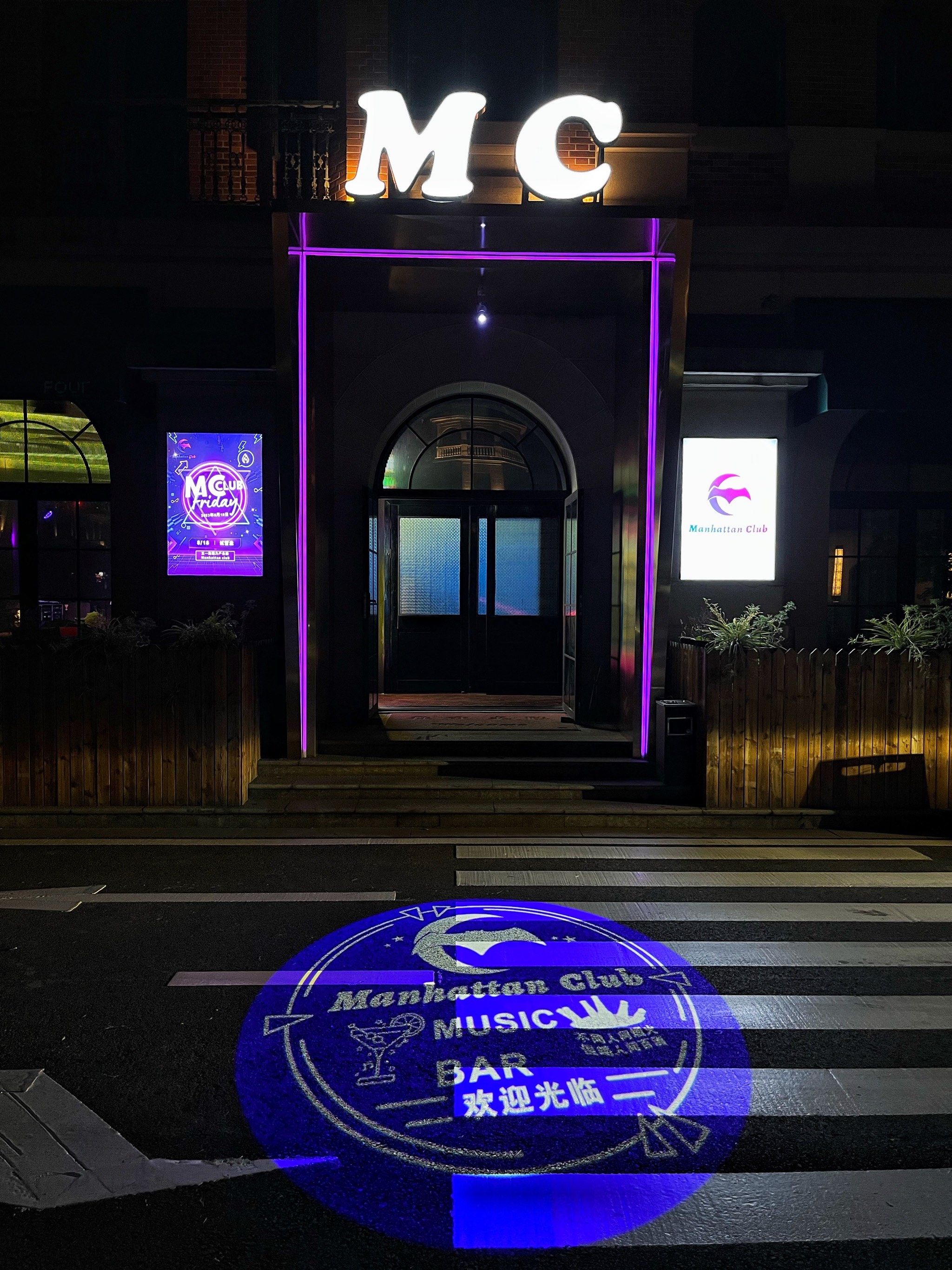 适合小聚

和姐妹们相约了
五一路瑞力产业园新开的一家酒吧