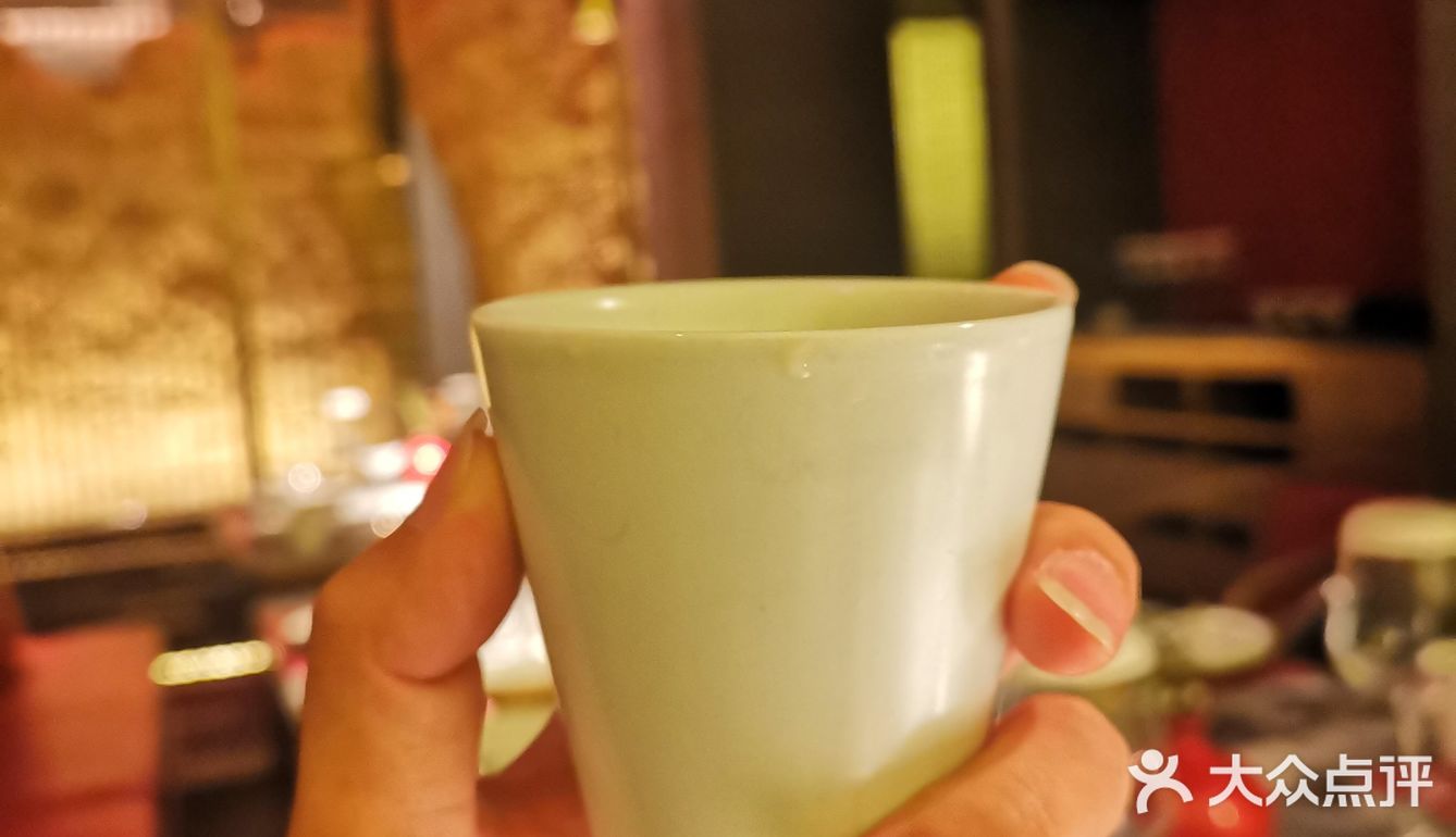 一边吃饭一边欣赏舞蹈，不香吗[胜利]