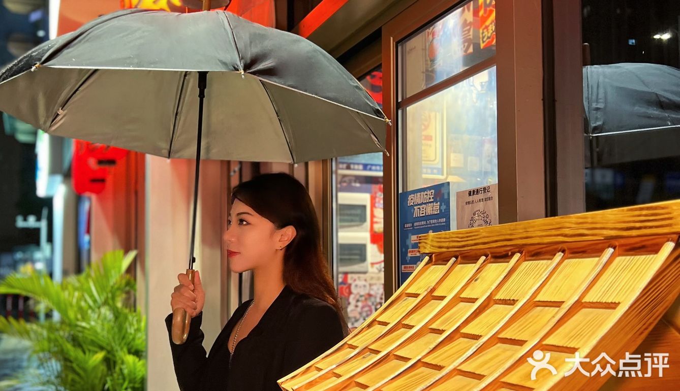 广州首家海钓烧鸟店全景投影仪沉浸式用餐 
