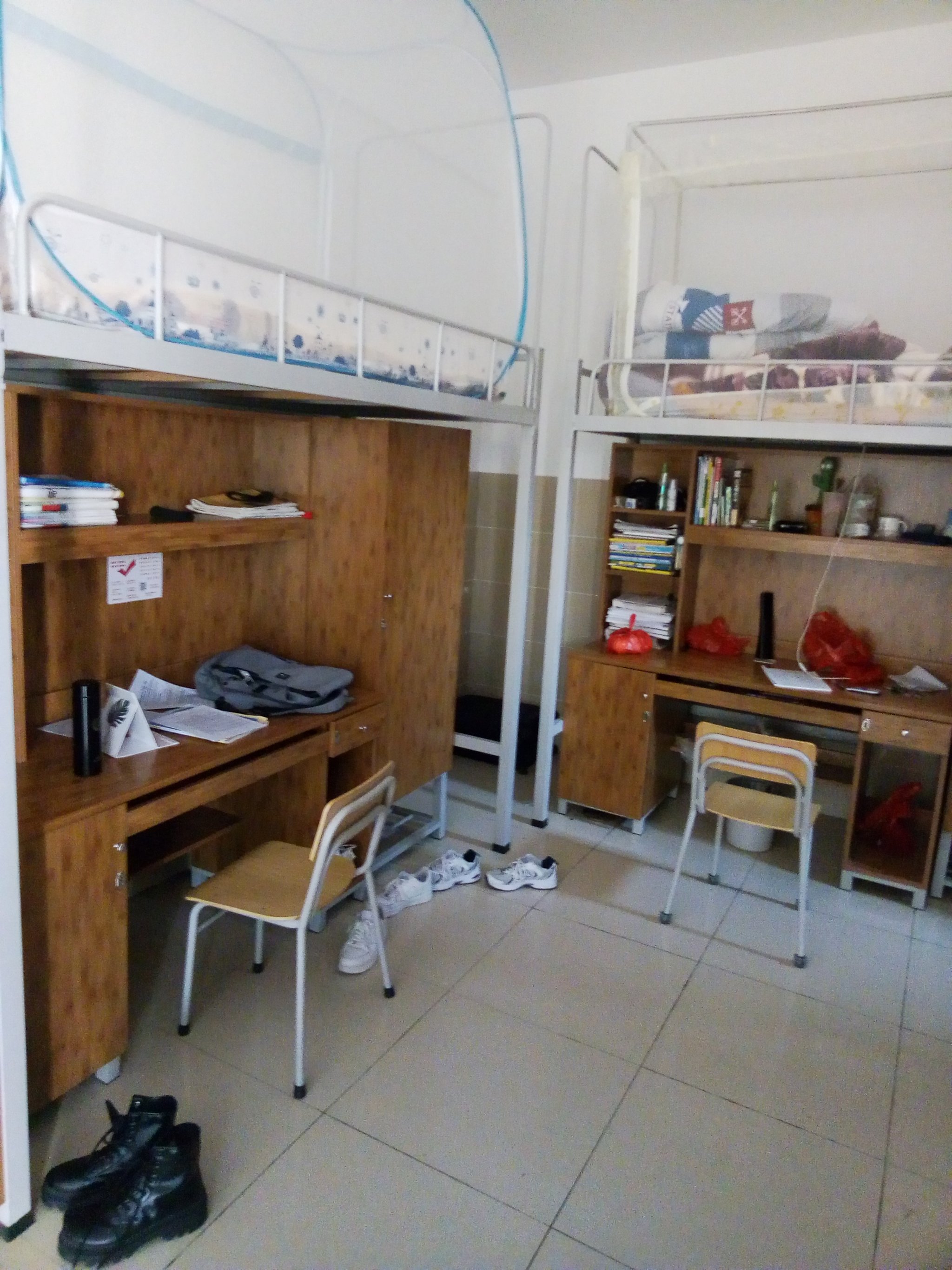 在高中和学姐住一个宿舍