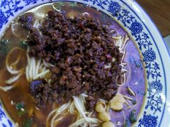 特色炸酱面-渝之汇牛肉豌杂面