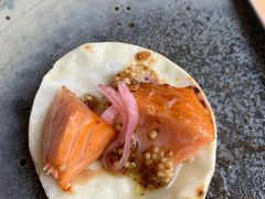 烟熏三文鱼配烤饺子皮和芥末籽酱-BOR Eatery(安福路店)