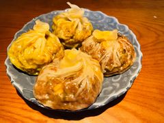 咖喱牛肉蛋黄芝士双拼纸皮烧卖-鑫震源·苏式大虾生煎(山塘街店)