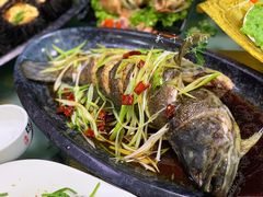 油泼黑头鱼-老东镇啤酒屋海鲜加工·蒸汽海鲜·海鲜烧烤(台东店)