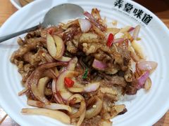 葱爆肥牛盖浇饭-弄堂咪道-饭香·面香·馄饨香(兴梅店)