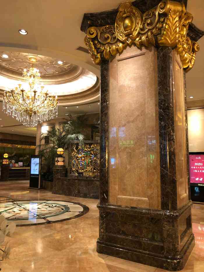 上海南新雅大酒店-"在上海的中心,可能地理位置的优越使他无须.