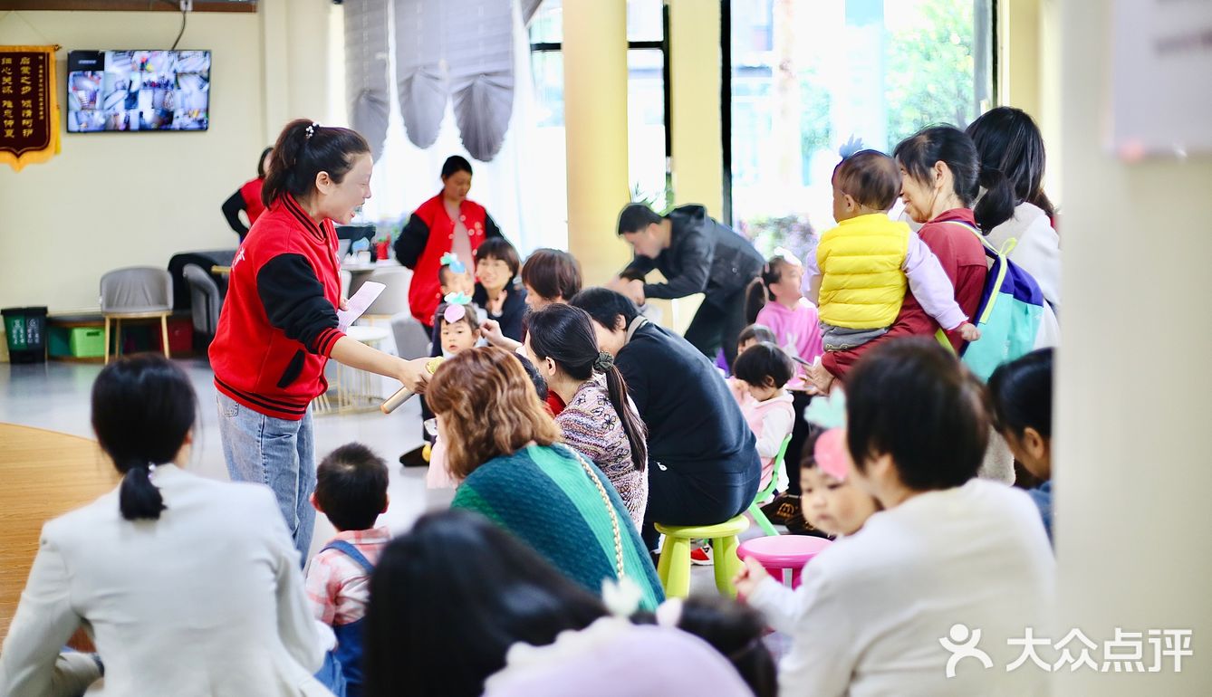 从开始的哭哭啼啼到门口不肯进来，到现在开开心心地来园