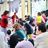 从开始的哭哭啼啼到门口不肯进来，到现在开开心心地来园