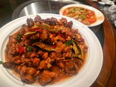 特色辣炒小笨鸡-巧婆婆特色东北菜·铁锅炖