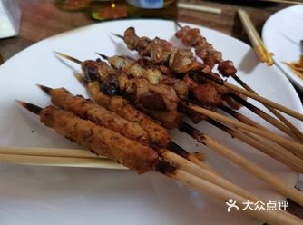 一个小店，有铁板和烤串，味道还行
