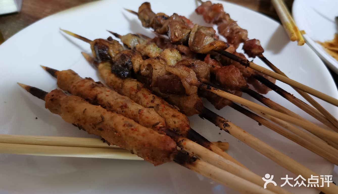 一个小店，有铁板和烤串，味道还行