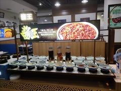 自助取餐区-魔法帽酱料牛肉小火锅(米兰店)