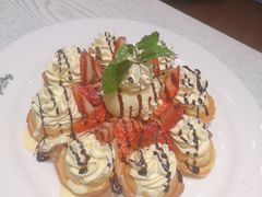 等叫草莓奶油芝士冰淇淋松饼-娜娜家·Nana's restaurant(国金汇店)