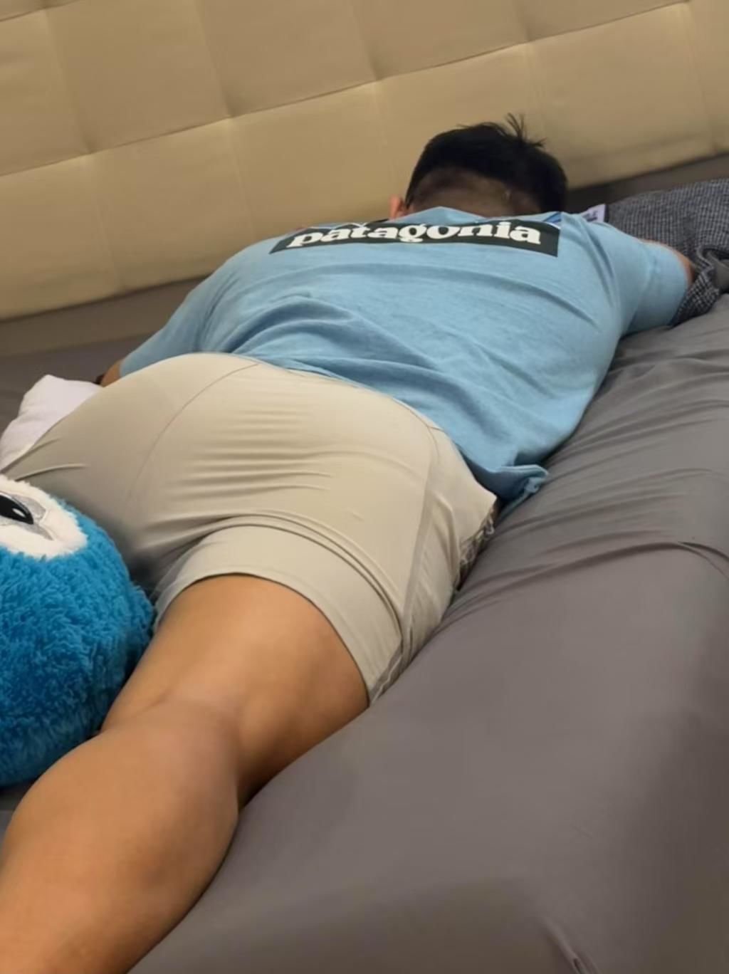 不想动,就这样躺着吧