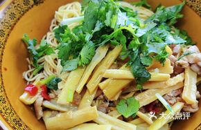 Snow Cabbage and Bamboo Shoot Stir-fry with Pork Strips