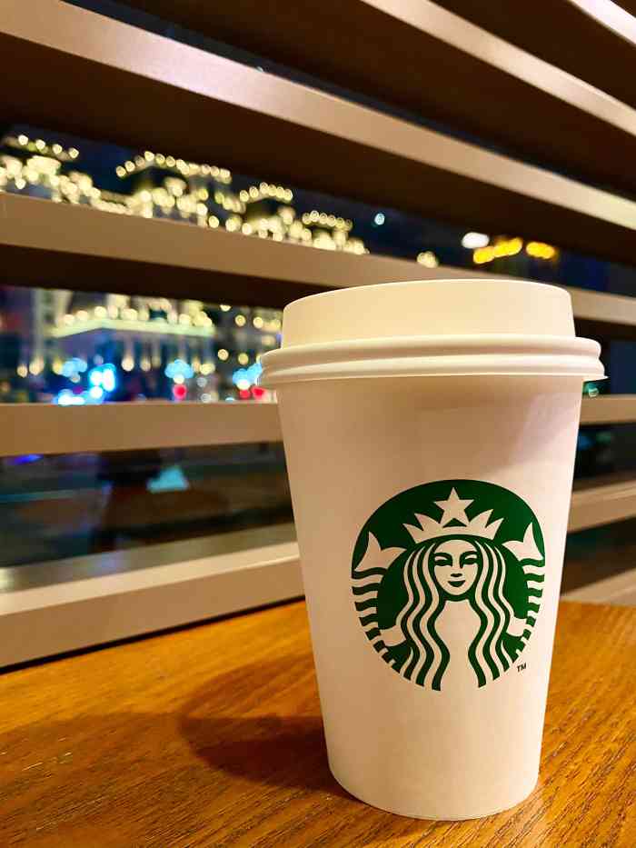 星巴克(贵阳花果园1店)-"公司楼下的这家店每次都座无虚席寒冷的冬.