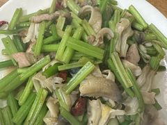 茨蛤头炒芹菜-超越海鲜屋(飞龙物业店)