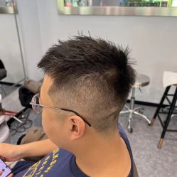 -15C7 男士理发馆 烫染专业店