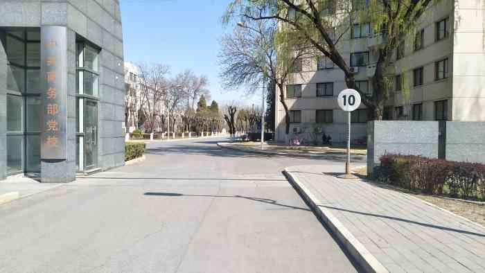 北京服装学院(北校区)-"【地理位置】5号线坐到头,天通苑北站,然.