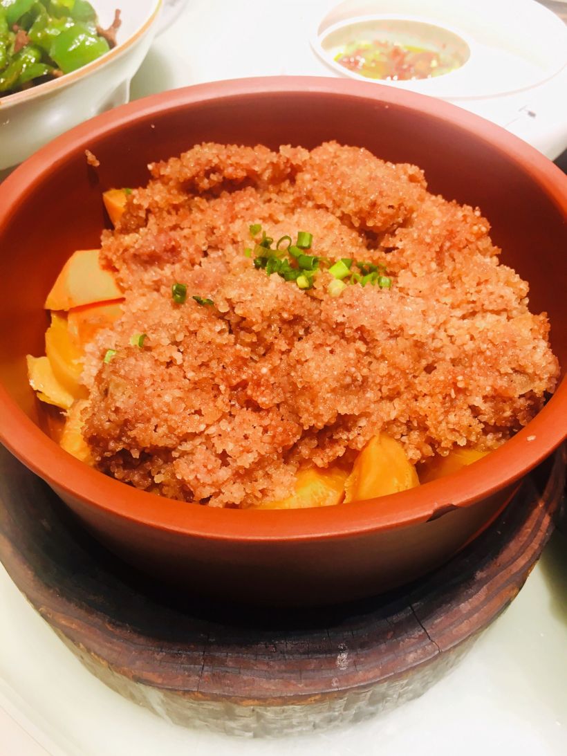 「粉蒸排骨 红薯打底,肉块都挺瘦的 比起正宗川式少了点辣椒香